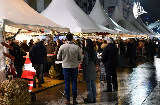 FOTO Advent u Slavonskom Brodu: Dvije lokacije, nove atrakcije i nezaboravni doživljaji
