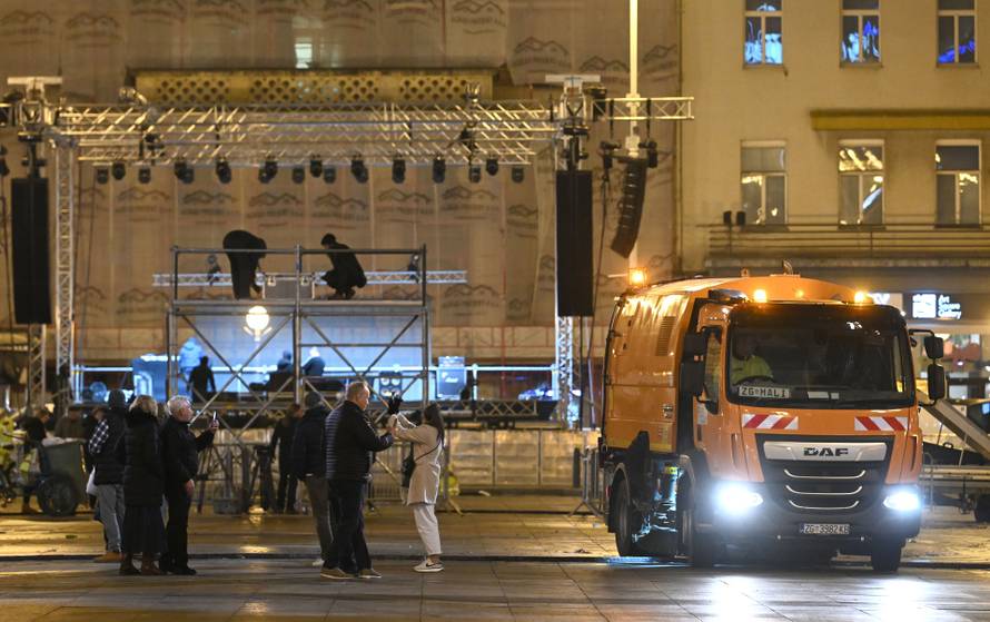 Zagreb: Djelatnici Čistoće čiste trg nakon dočeka rukometaša