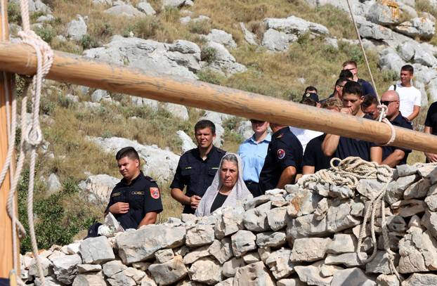 Šibenik:Na Kornatima obilježena 19. godišnjica tragedije u kojoj je poginulo 12 vatrogasaca