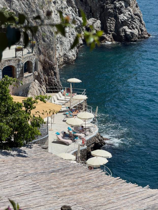 FOTO Nije mogla naći dovoljno dobar bikini za svoje savršeno tijelo pa ih sada dizajnira sama