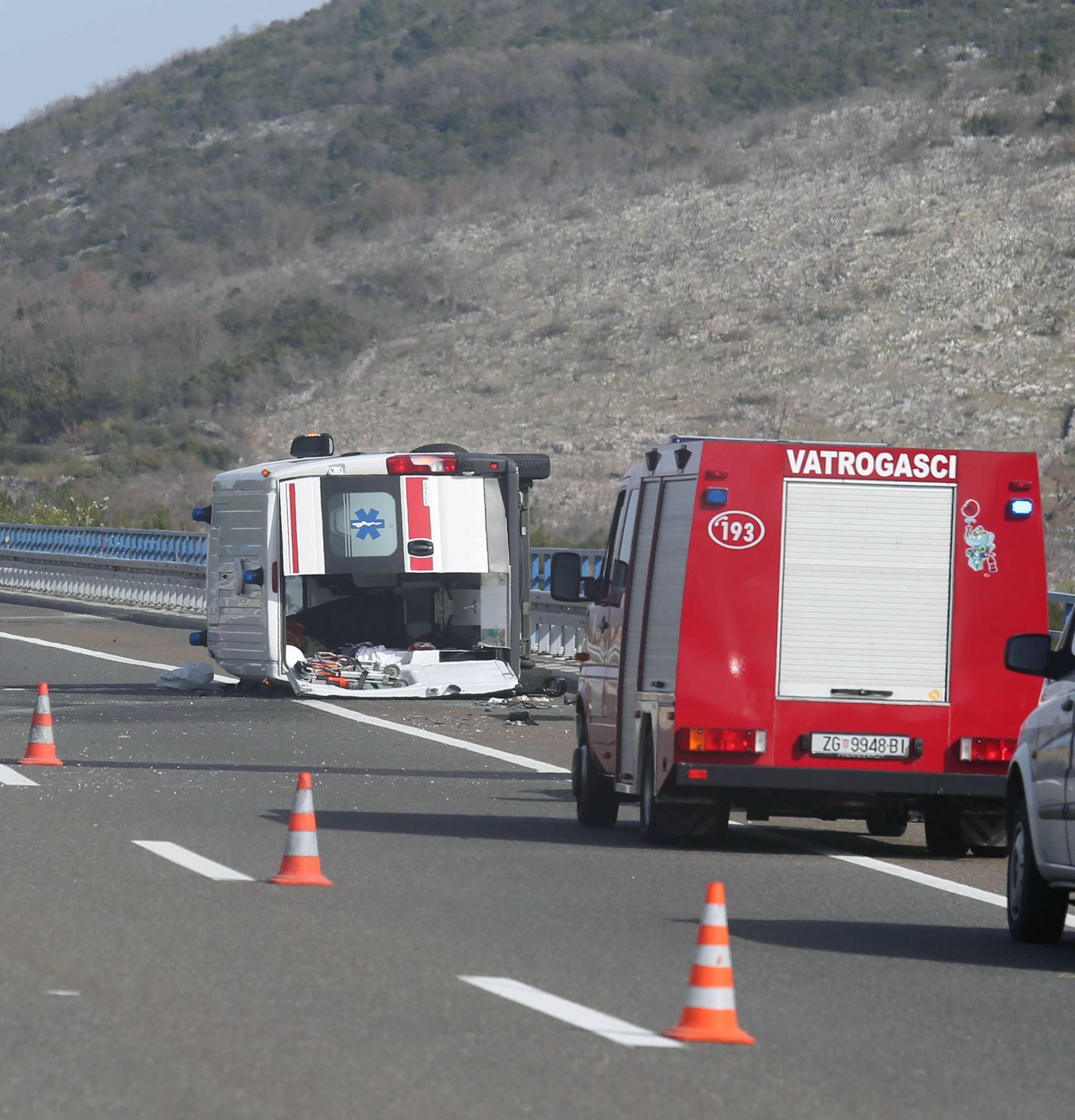 Vozilo Hitne pomoći izletjelo s autoceste, stradalo dvoje ljudi