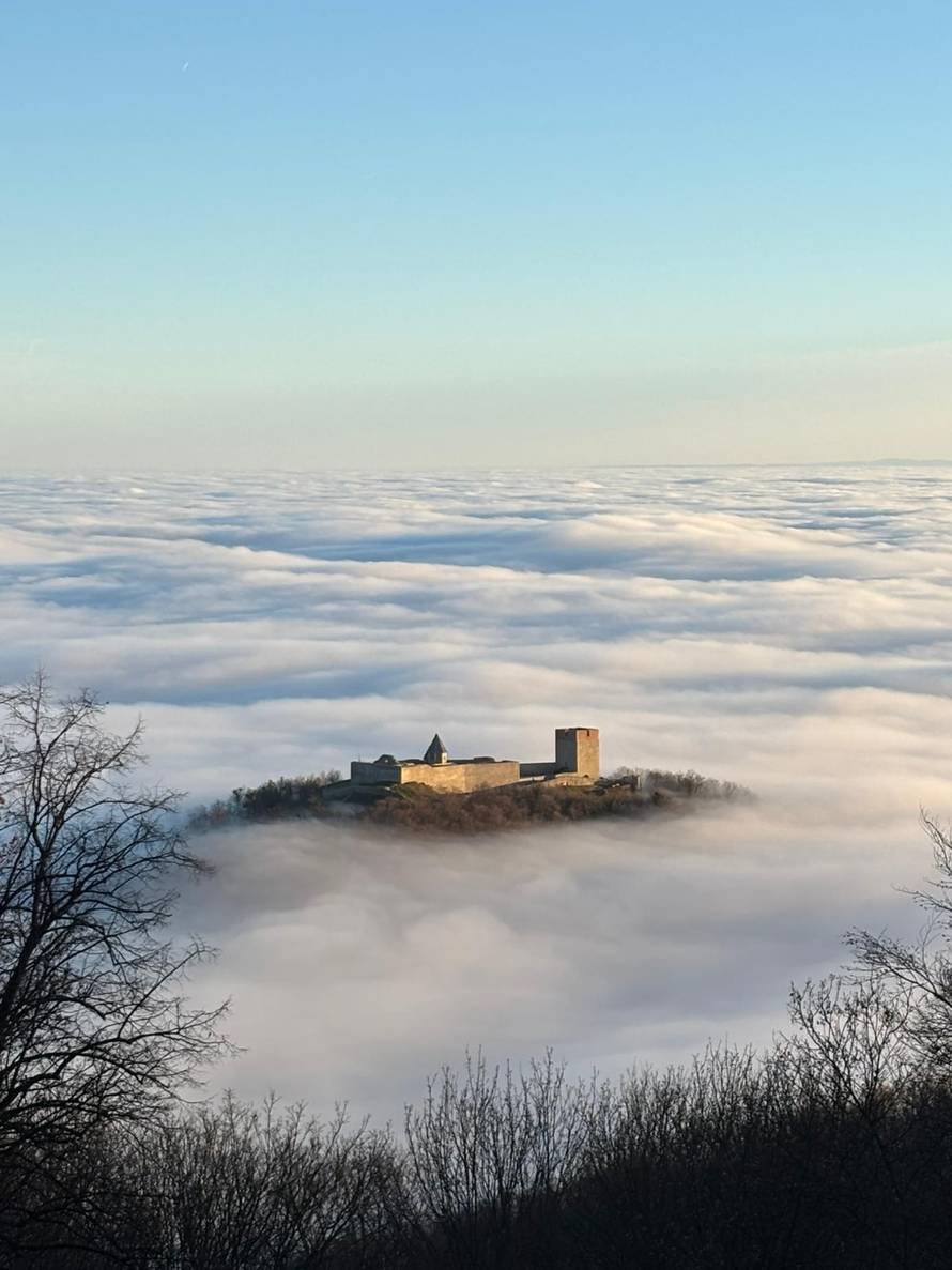 FOTO Medvedgrad u gustoj magli 'pluta' nad Zagrebom