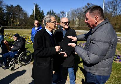 FOTO  Ćirin život kroz fotografije: Družio se s političarima, a nikog nije odbijao za fotografiju