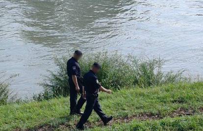 FOTO Auto sletio u kanal kod Varaždina: Policija intenzivno traga za vozilom i vozačem