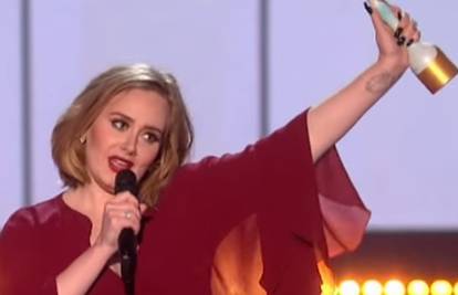 Adele se požalila publici: Udala bih se, ali još me nije zaprosio