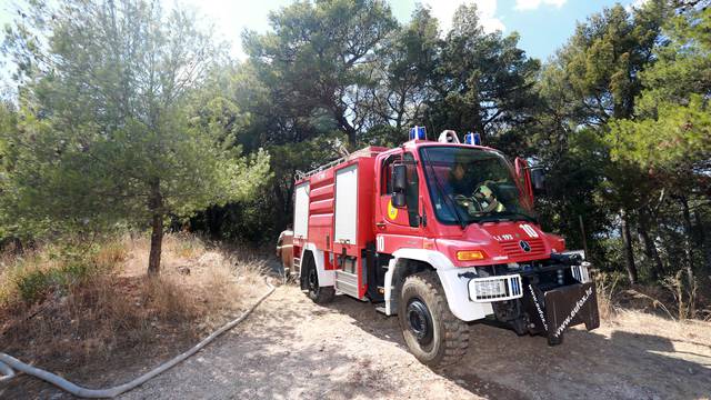 Split: U napuštenoj kolibi podno Marjana izbio požar
