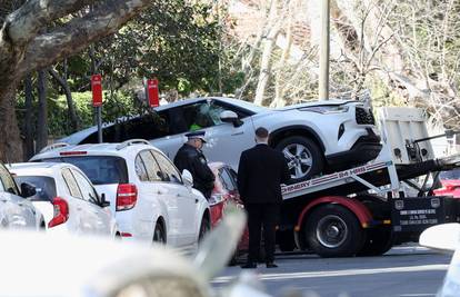 VIDEO Auto se zabio u ruski konzulat u Sydneyu