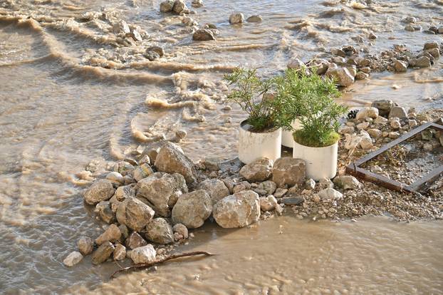 Bujica poplavila Podgoru tijekom jakog kišnog nevremena