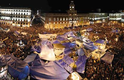 Deseci tisuća Španjolaca prosvjeduju već šestu noć 