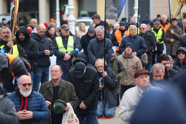 Zagreb: Interventna policija osigurava molitelje na glavnom Trgu