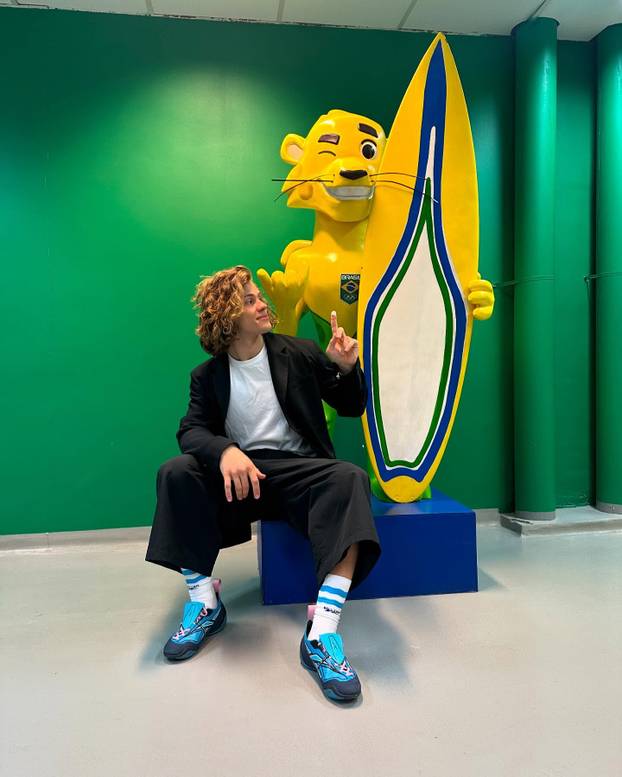 FOTO 'Alpski modni mačak' voli nositi bunde, suknje i lakirati nokte. Sad dominira skijanjem