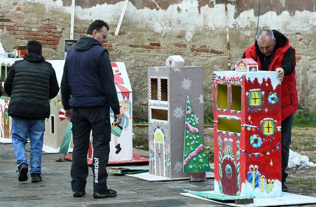 Sisak: Postavljanje adventskih kućica koje su napravila djeca