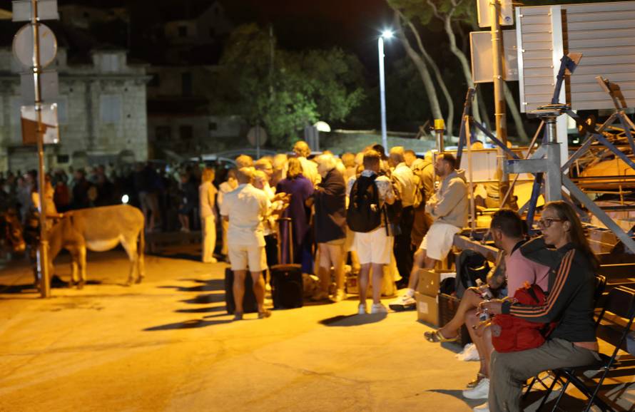 Milna: Zbog požara turisti proveli noć na rivi