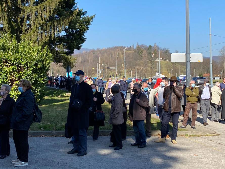 Redovi za cijepljenje u Zagrebu: 'Samo više da se cijepim, pa da napokon mogu mirna na plac'
