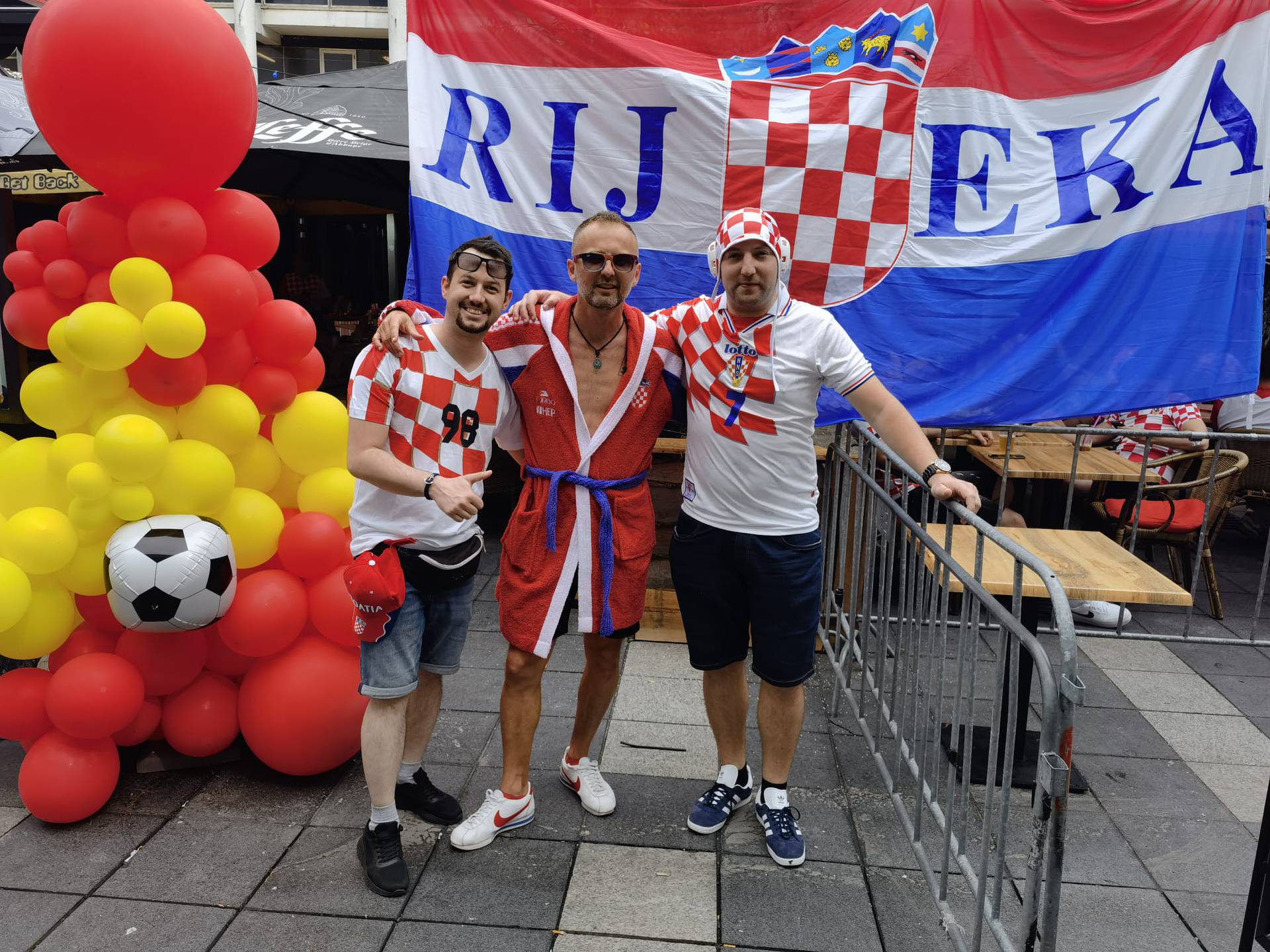 VIDEO Ludnica ispred De Kuipa! Feštalo tisuće Hrvata: 'Naučili smo 'Ostani tu' za našeg Luku'