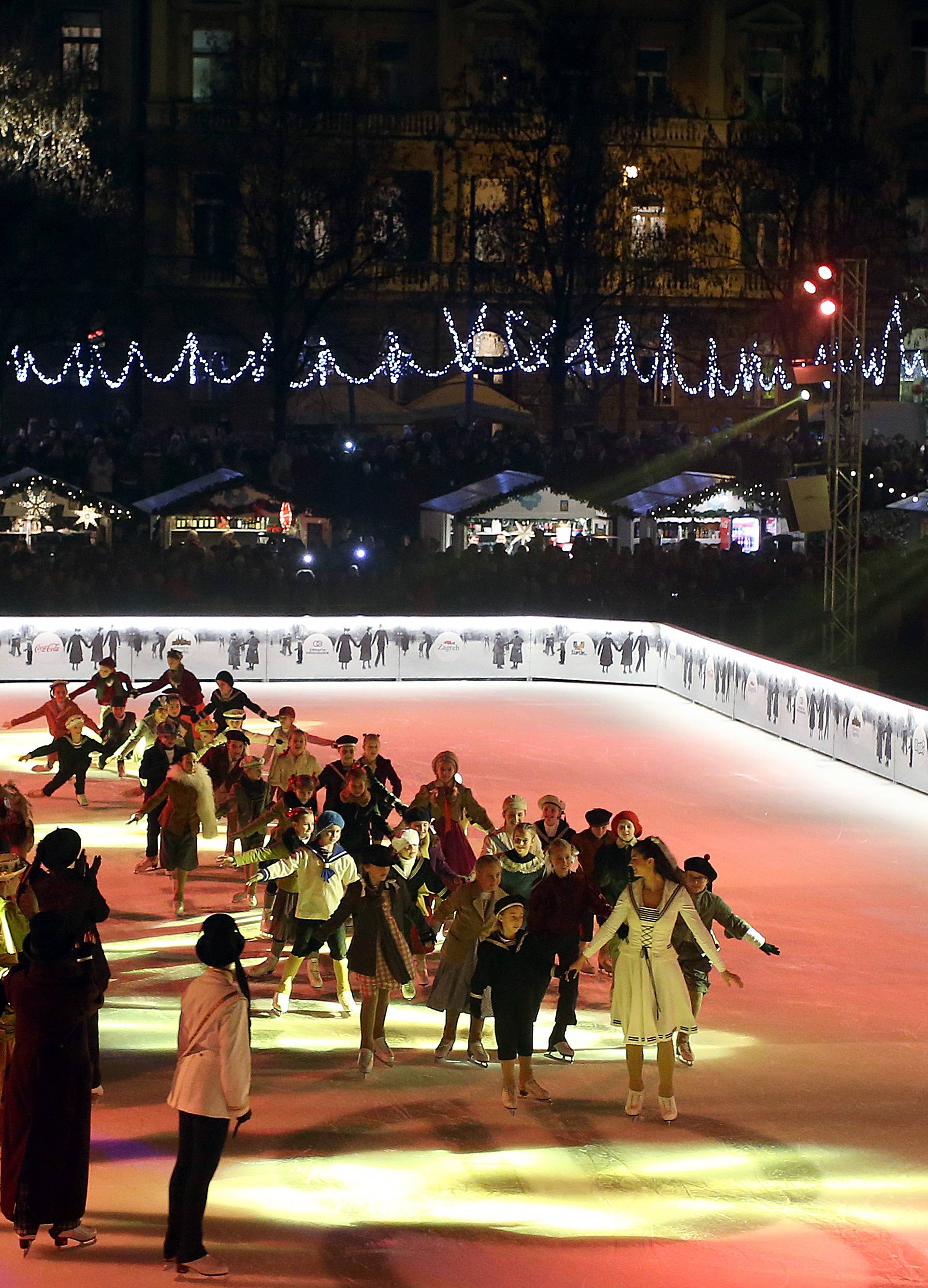 Počeo je Advent u Zagrebu: Na Zrinjevcu upalili tisuće lampica