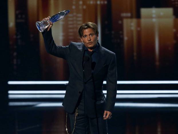 Johnny Depp accepts the award for Favorite Movie Icon at the People