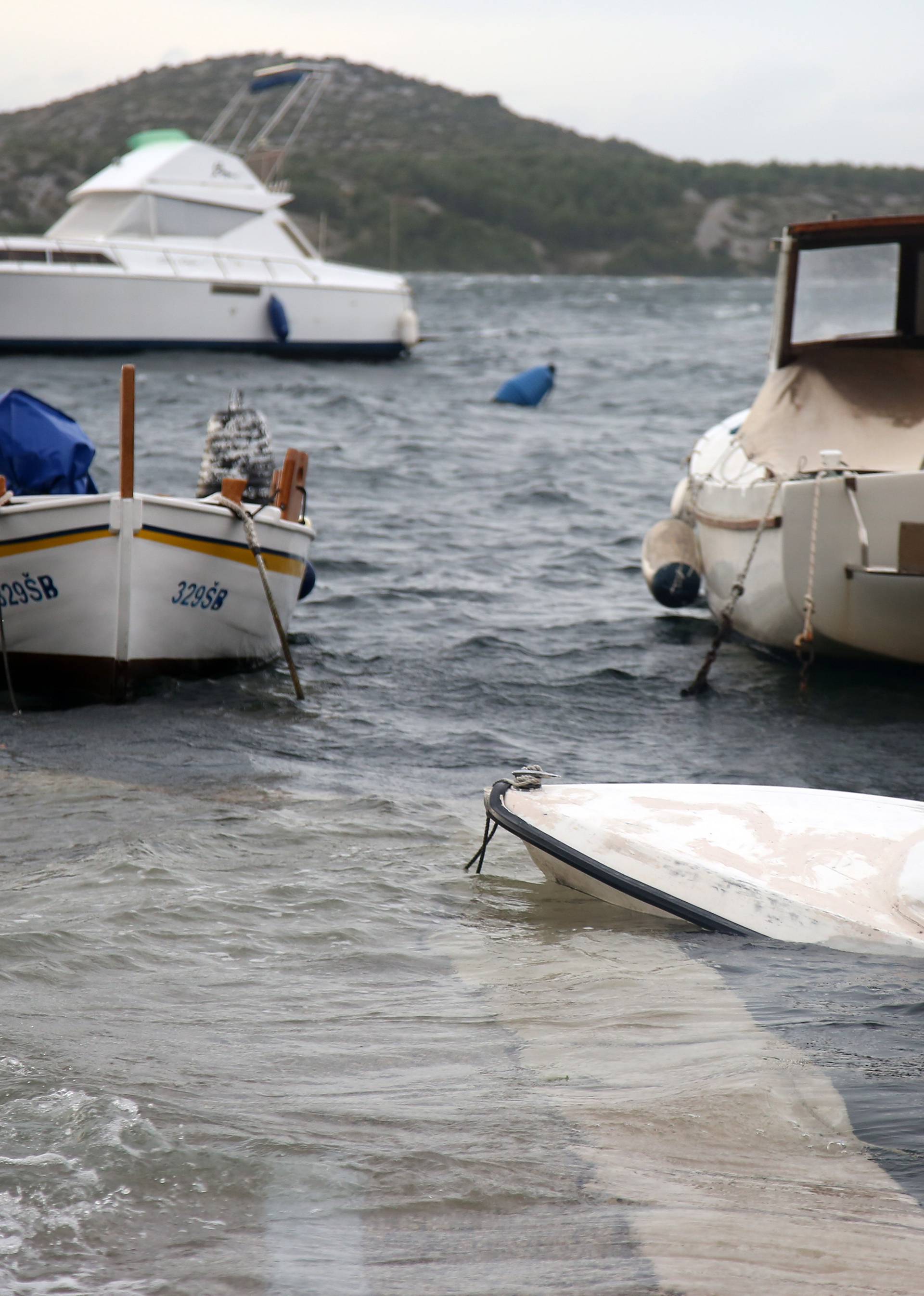 Hvar odsječen, more poplavilo ulice, u Splitu su uništeni auti