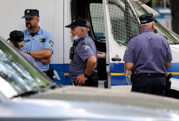 Zagreb: Okupljanje kod Mimare prije početka povorka ponosa pod sloganom "Prajd zauvijek"