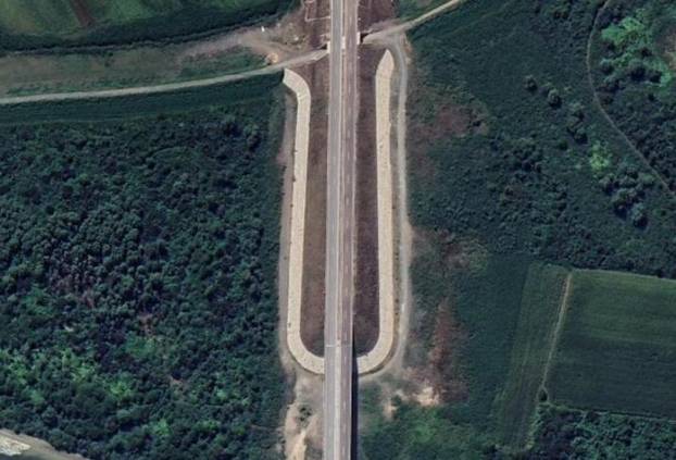 Srbi tvrde da novi nasip u BiH simbolizira ustaštvo: “Ovo je jeziva politička poruka” Srbi tvrde da novi nasip u BiH simbolizira ustaštvo: “Ovo je jeziva politička poruka”