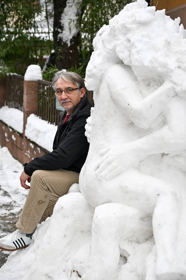 Zagreb:  Erotska skulptura od snijega