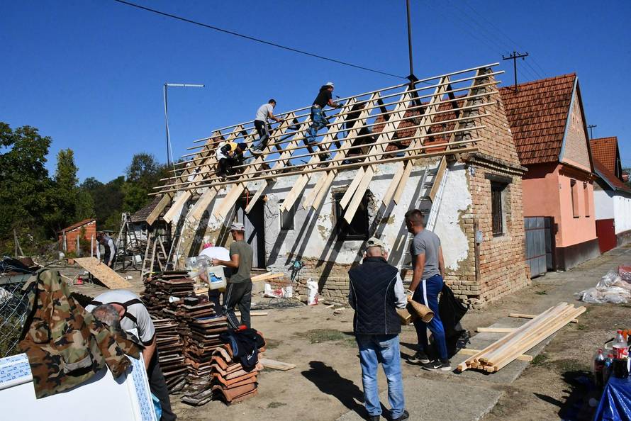 Mala Kopanica: Dvadesetak prijatelja odlučilo je sumještaninu Zoltanu Križanu obnoviti kuću