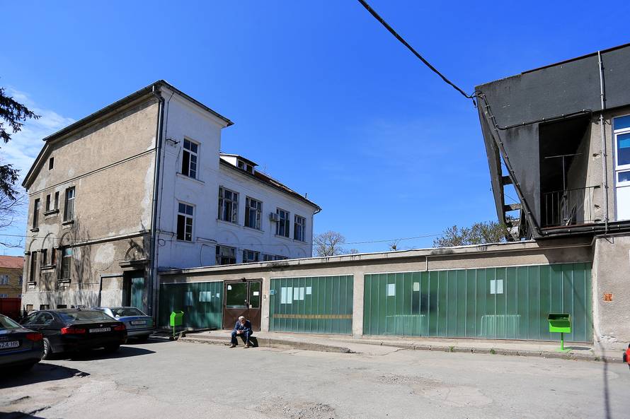 Žbuka i pločice otpadaju, a po bolesnicima znaju šetati mačke