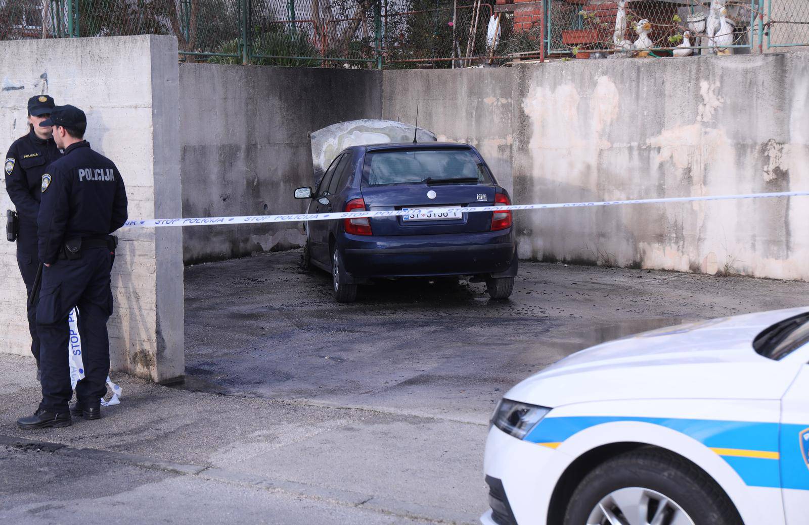 U Solinu rano jutros izbio požar na  automobilu, na mjestu događaja policija radi očevid