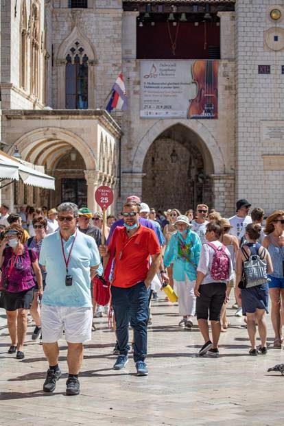 Gradske plaže u Dubrovniku su pune kao da je vrhunac sezone