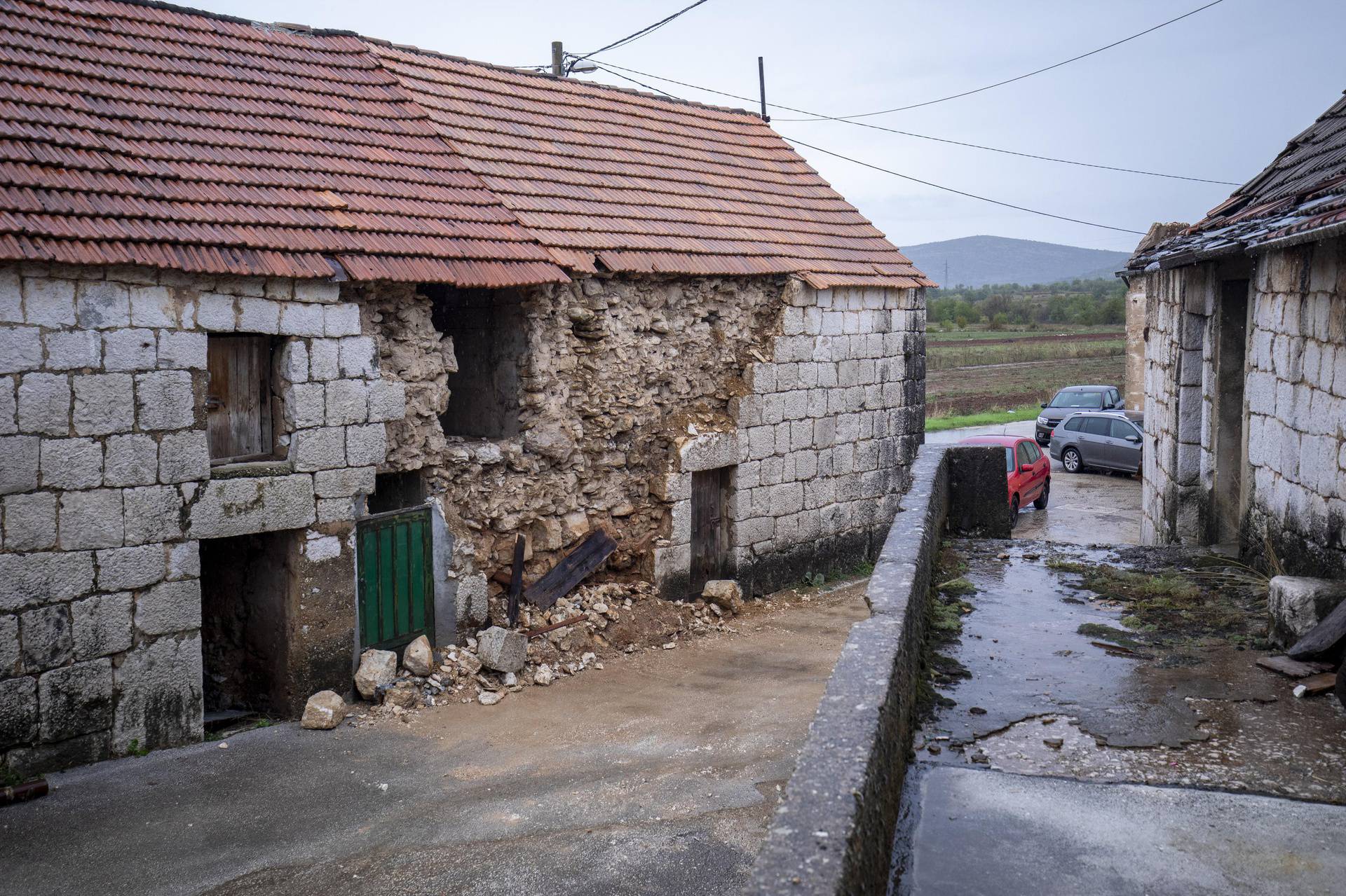 Liska: Srušen zid štale u sinoćnjem potresu