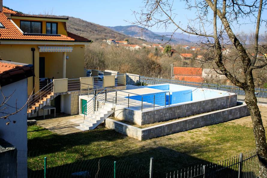 Pogledajte kako se širila vila ministra, zaboravio je i bazen