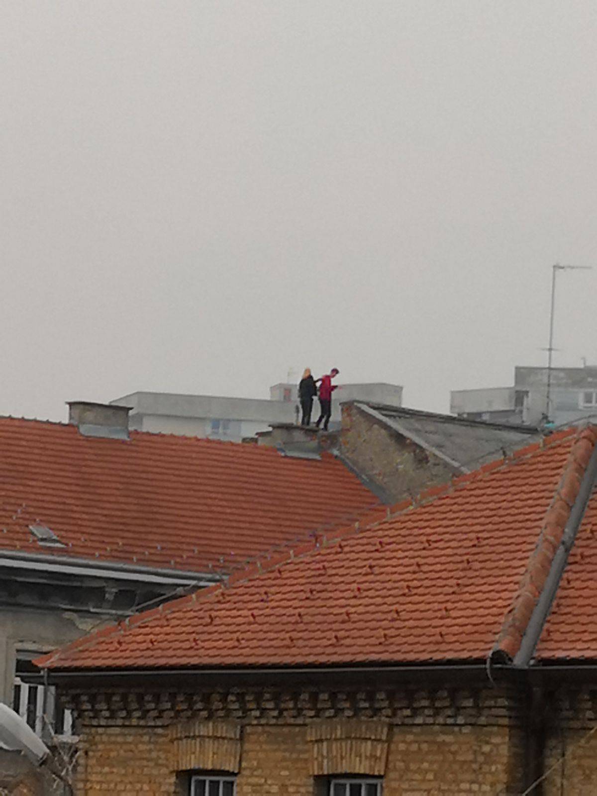 Jeste li vi normalni? Popeli su se na krov pa snimali selfije...