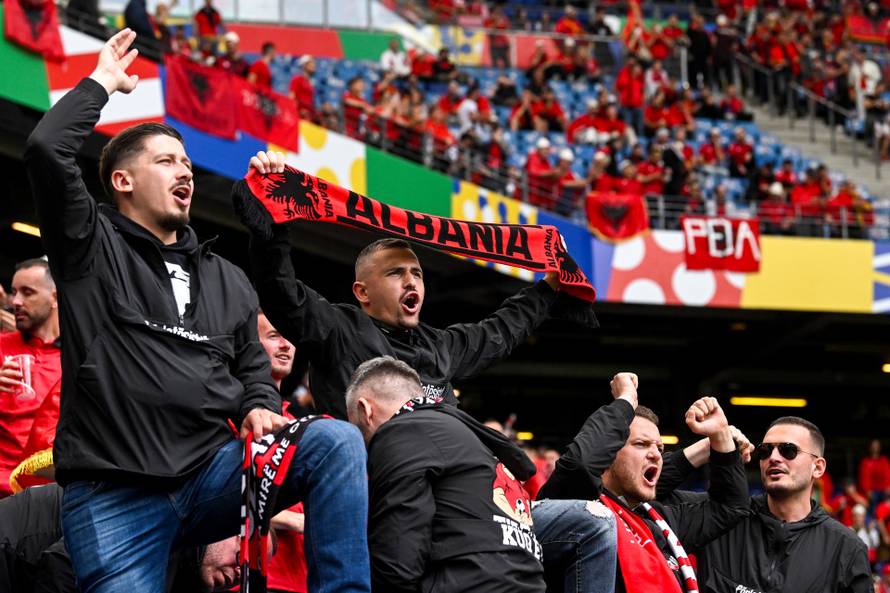 Hamburg: Navijači uoči početka utakmice Hrvatske i Albanije u 2. kolu skupine B na Europskom prvenstvu