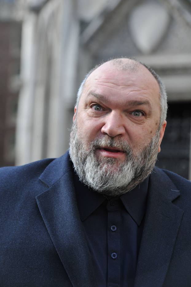 London: Bivši nogometaš Neil Ruddock prošetao gradom