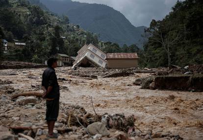 FOTO Katastrofa u Nepalu: Više od 200 mrtvih, poplave i bujice sve gore,  mnogi ostali zatrpani