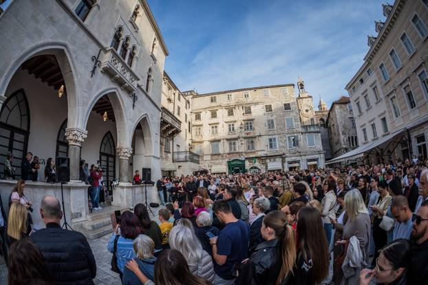 Split: Građani se okupili u spomen na Halida Bešlića na gradskoj Pjaci