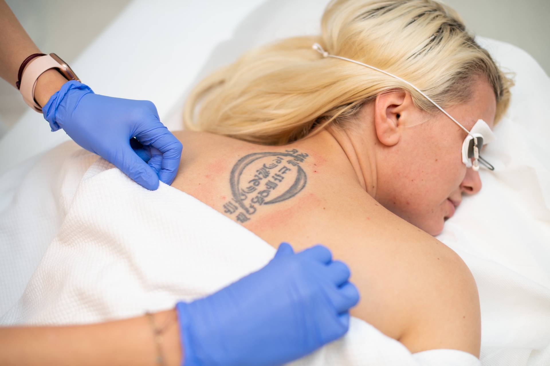 Ella Dvornik osvježila je lice botoksom, sad skida tetovažu s leđa: 'Boljelo je, neću lagati'
