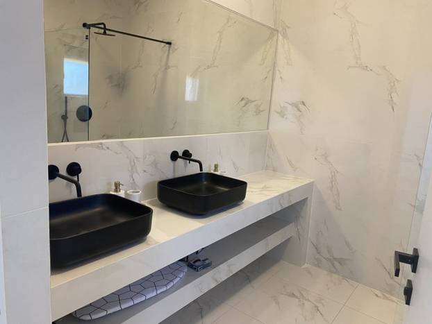 Prodaje se vila u Lunu s velikim bazenom: Cijena? Ma sitnica...