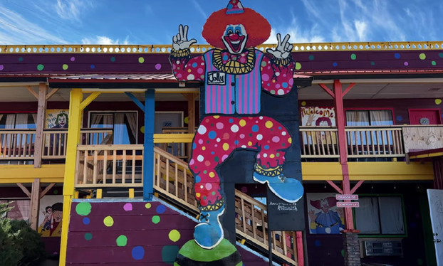 FOTO Biste li se usudili prenoćiti u motelu okruženi klaunovima?