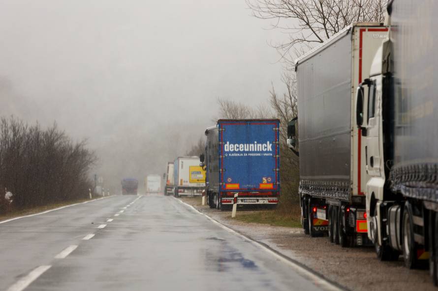 Snijeg paralizirao promet prema Rijeci