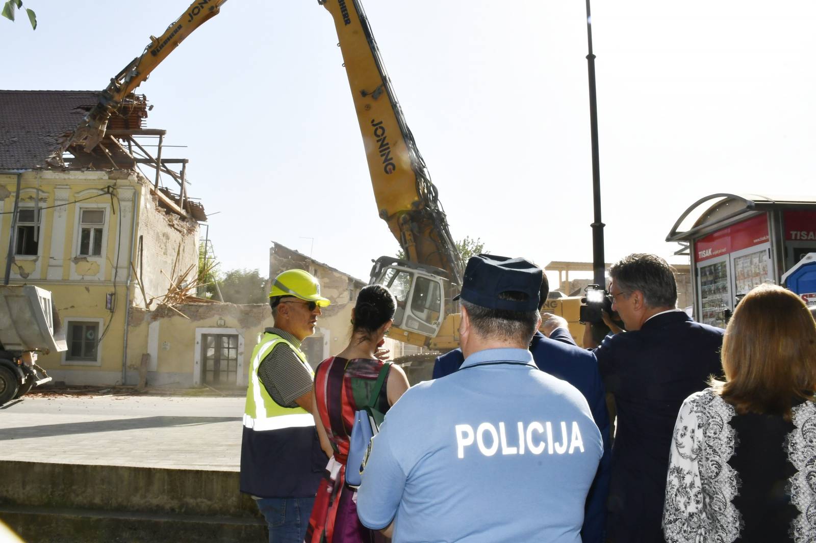 Andrej Plenković i Tomo Medved prisustvovali uklanjanju ruševina u centru Petrinje