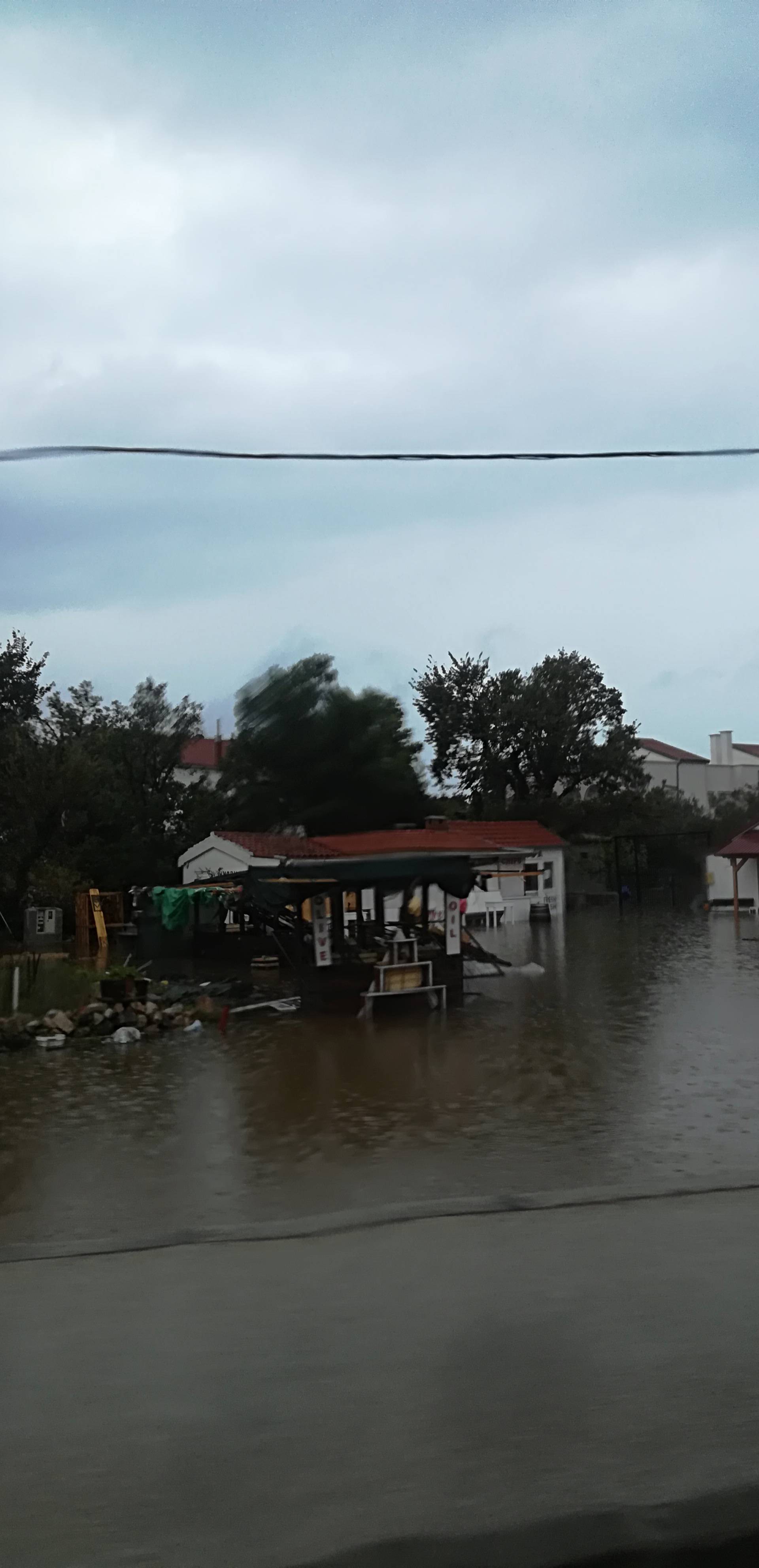 Spasili ženu u Ninu, evakuirani su radnici solane i Cromarisa