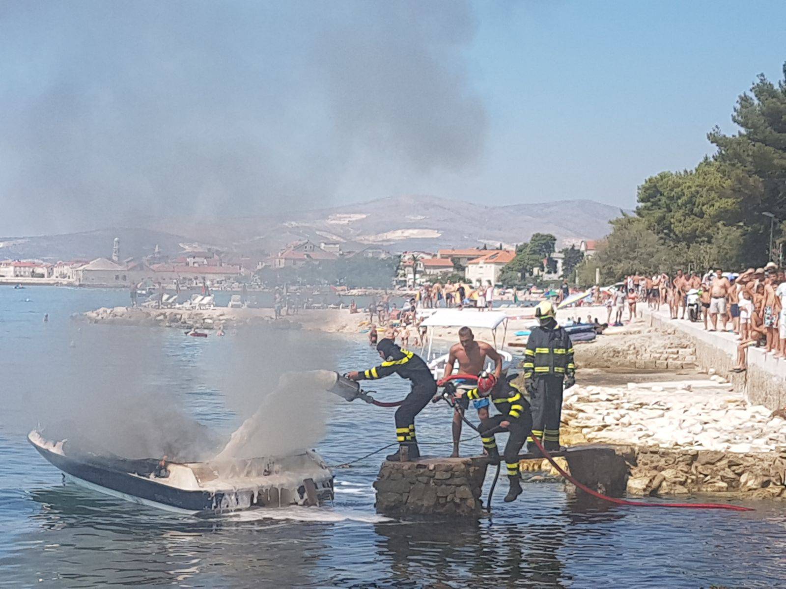 Gliser se zapalio u  moru pokraj plaže u Kašel Starom i izgorio