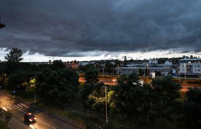 Tmurni oblaci nad Zagrebom, stiglo grmljavinsko nevrijeme: 'Snažno puše i pada jaka kiša'