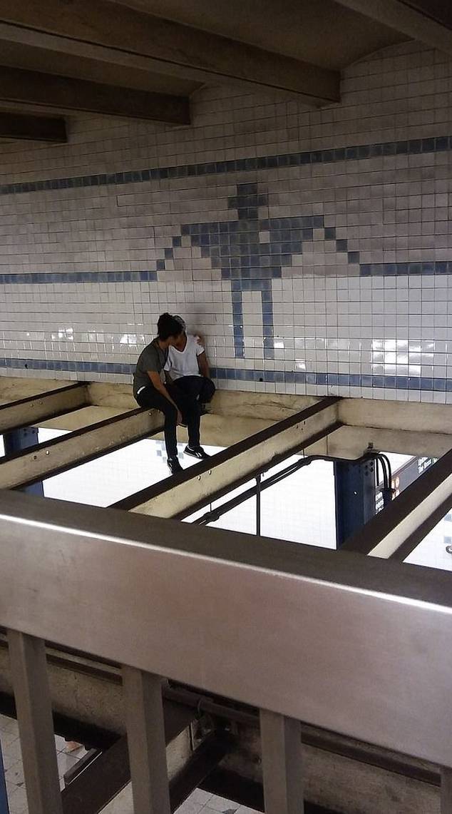 Htjela se baciti u podzemnoj željeznici, mladić ju odgovorio