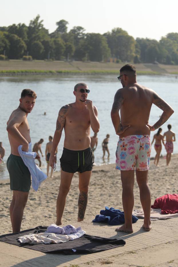 Osječani pronašli rashlađenje u Dravi