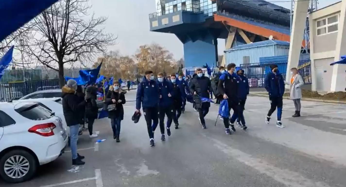 Dinamovci stigli kao kraljevi: Dočekali su ih špalir i pjesma!