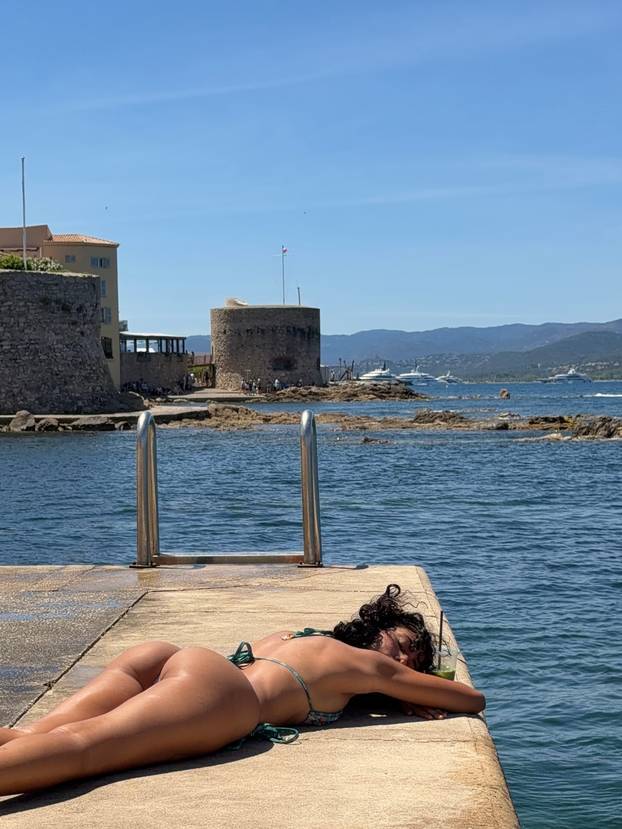 FOTO Seksi Rita raskošne obline pokazuje u mini bikinijima: Ocijenite badiće od 1 do 10!