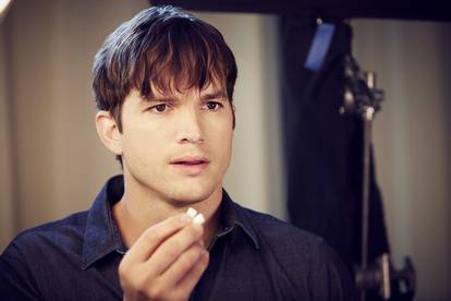 Ashton Kutcher je iza kamera odgovarao na životna pitanja