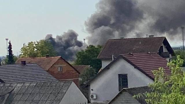 VIDEO Crni dim kod Jakuševca: 'Dimi se jako, vidim s balkona'